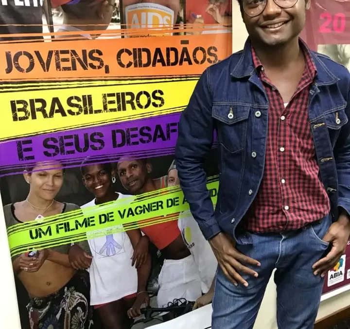 “Eu entrei pra igreja pra me curar”, conta o jovem estudante de Jornalismo Marcos Furtado sobre a sua homossexualidade. Sincero, ele ainda fala sobre suas experiências na Espanha, racismo, sobre a vivência em Belford Roxo, a vida no evangelho entre outros temas