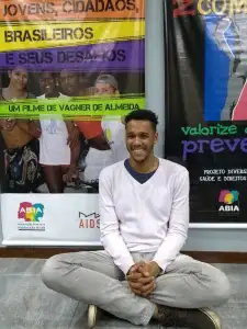 “É muito estranho você ser violentado por simplesmente existir”, relata estudante de Psicologia. Jovem, negro e de São Gonçalo o carioca fala acerca de desafios impostos pela sexualidade, raça, religião, intolerância religiosa e sobre a epidemia de HIV/AIDS na juventude